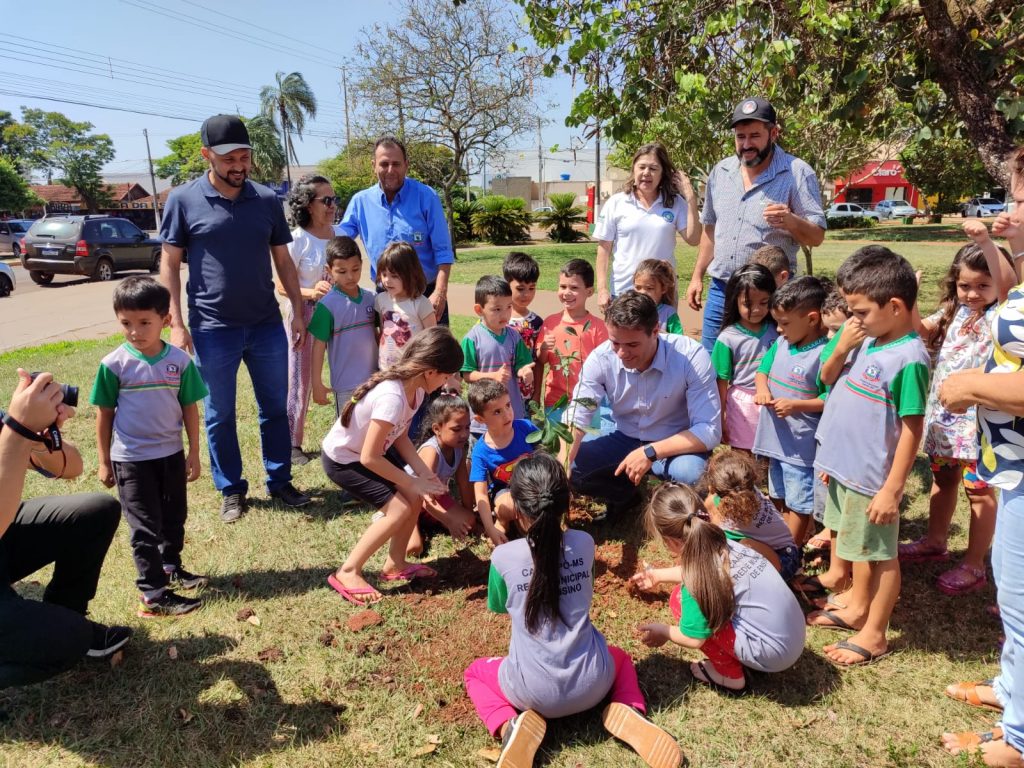 Vereador Nilsinho prestigia ação alusiva ao dia da árvore