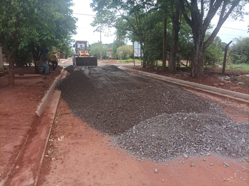 Gilsinho comemora entrega de obras de asfalto em Cristalina durante seu mandato