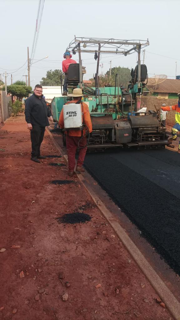 Gilsinho comemora entrega de obras de asfalto em Cristalina durante seu mandato