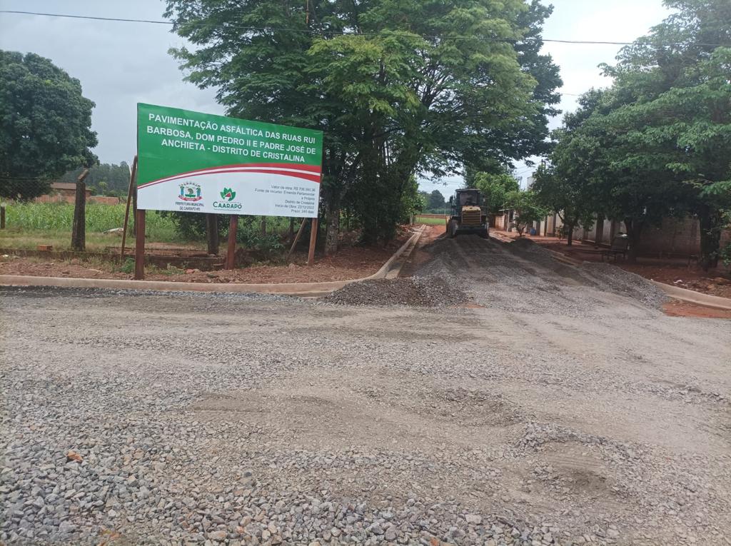 Gilsinho comemora entrega de obras de asfalto em Cristalina durante seu mandato