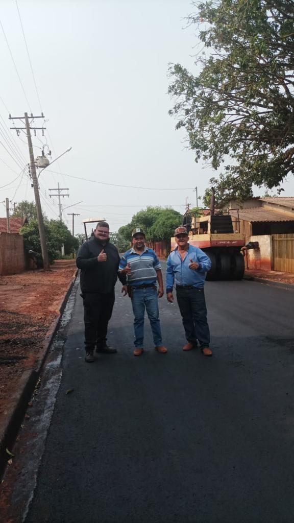 Gilsinho comemora entrega de obras de asfalto em Cristalina durante seu mandato