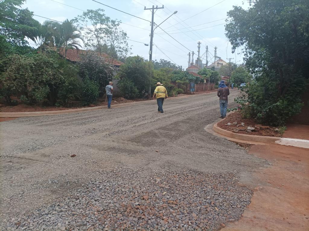 Gilsinho comemora entrega de obras de asfalto em Cristalina durante seu mandato