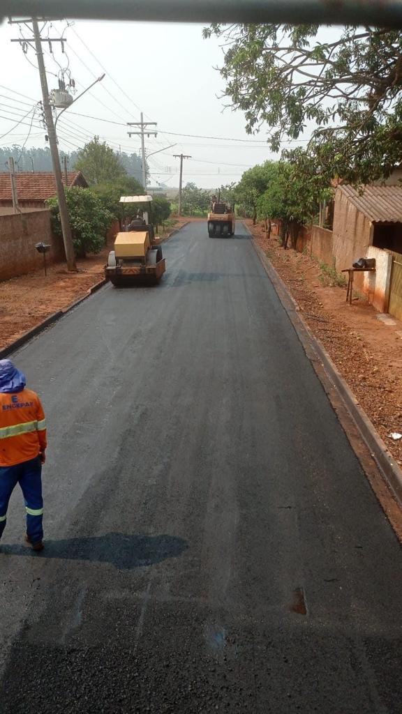 Gilsinho comemora entrega de obras de asfalto em Cristalina durante seu mandato