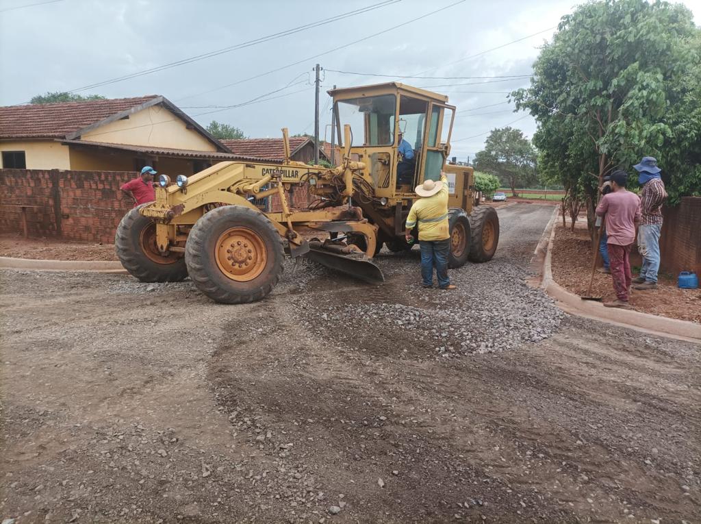 Gilsinho comemora entrega de obras de asfalto em Cristalina durante seu mandato