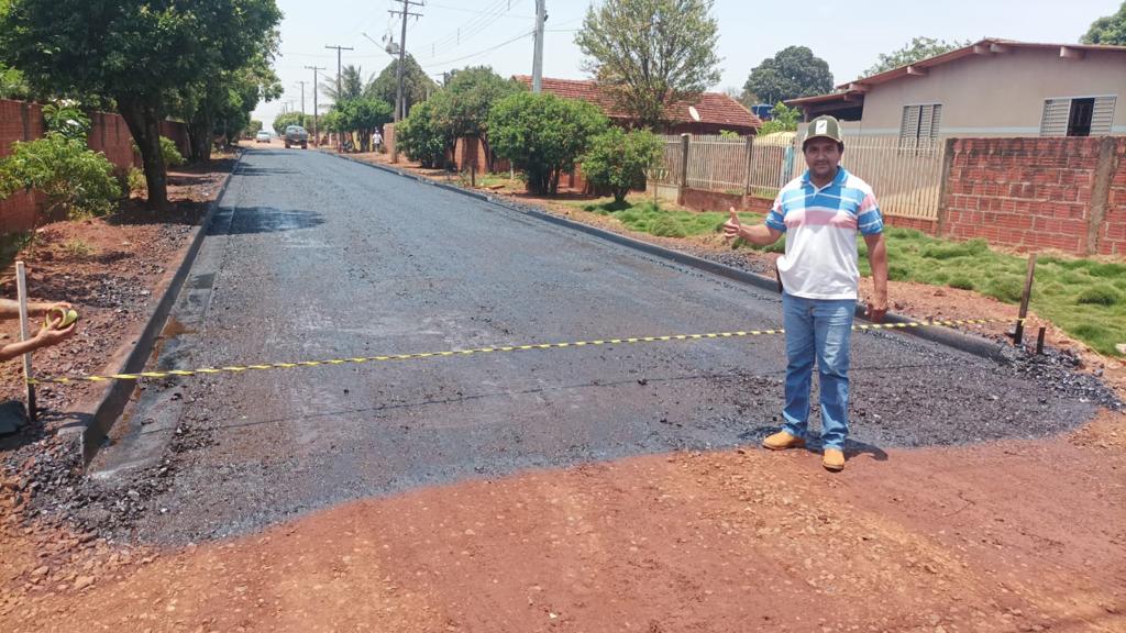 Gilsinho comemora entrega de obras de asfalto em Cristalina durante seu mandato