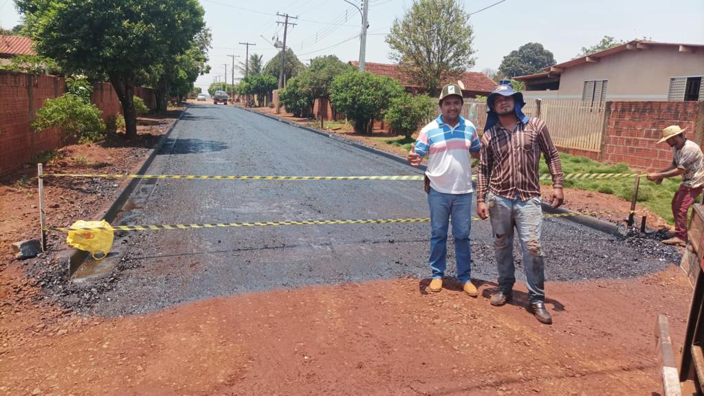 Gilsinho comemora entrega de obras de asfalto em Cristalina durante seu mandato