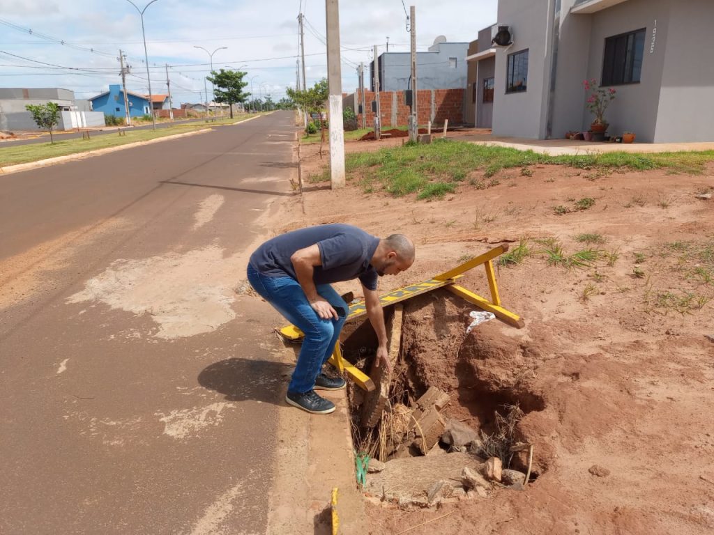 Vereador Nilsinho visita bairro EcoPark e solicita manutenção em boeiros