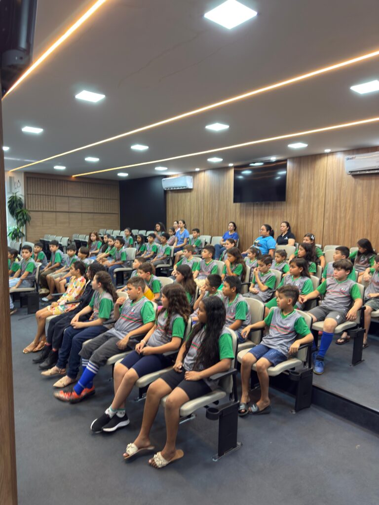 João Paulo do Dinho recepciona alunos da Escola Rui Barbosa em visita pedagógica ao Legislativo