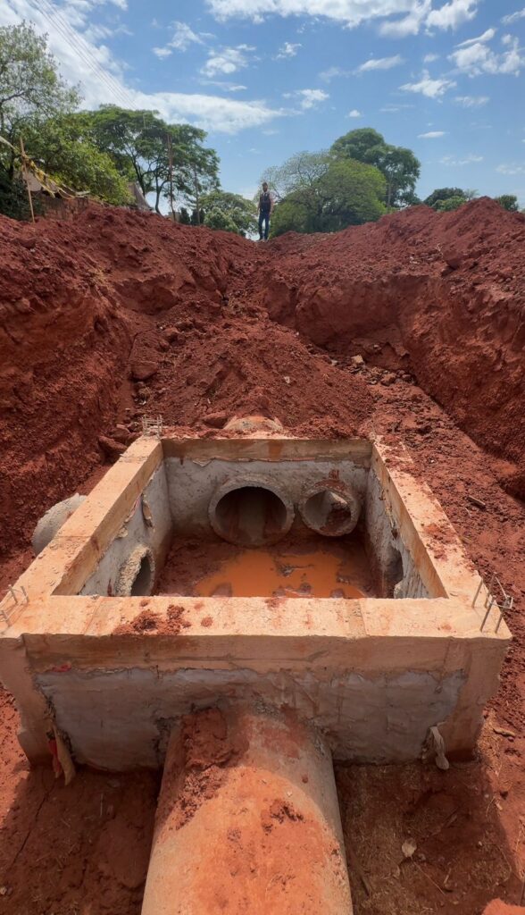 Nado Tozzi fiscaliza obras de drenagem que vão resolver problema antigo na Rua Dom Pedro II