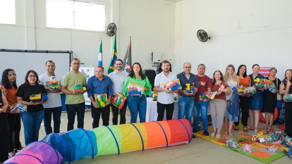 Professor Pontinha recepciona Pedro Kemp para entrega de emendas e kits de brinquedos