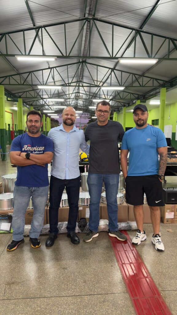 Gilberto Segóvia entrega  kits esportivos, musicais e uniforme à Escola Joaquim Vianna