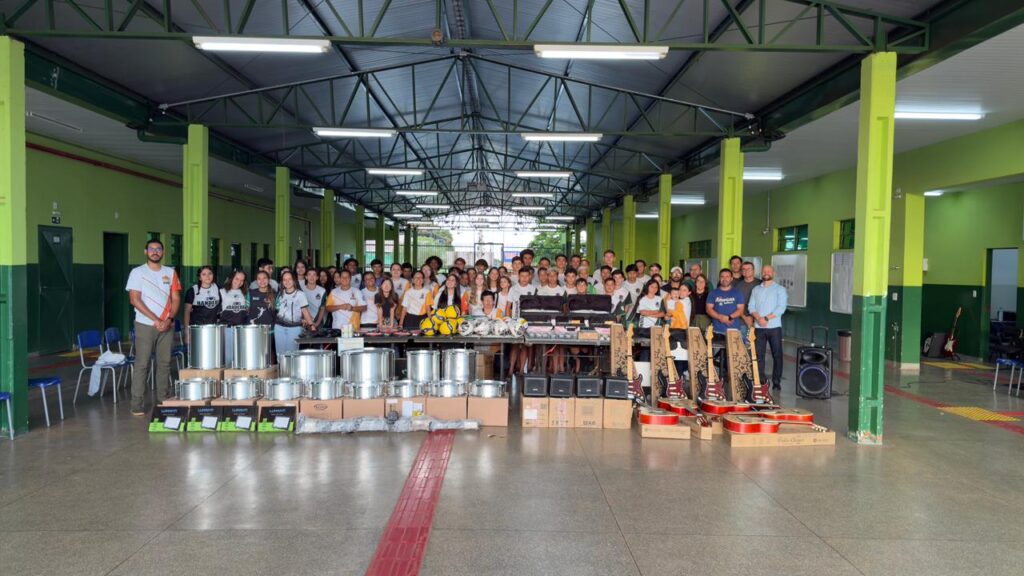 Gilberto Segóvia entrega  kits esportivos, musicais e uniforme à Escola Joaquim Vianna