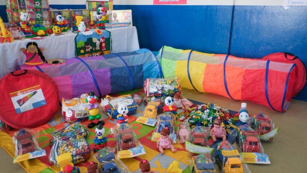 Professor Pontinha recepciona Pedro Kemp para entrega de emendas e kits de brinquedos