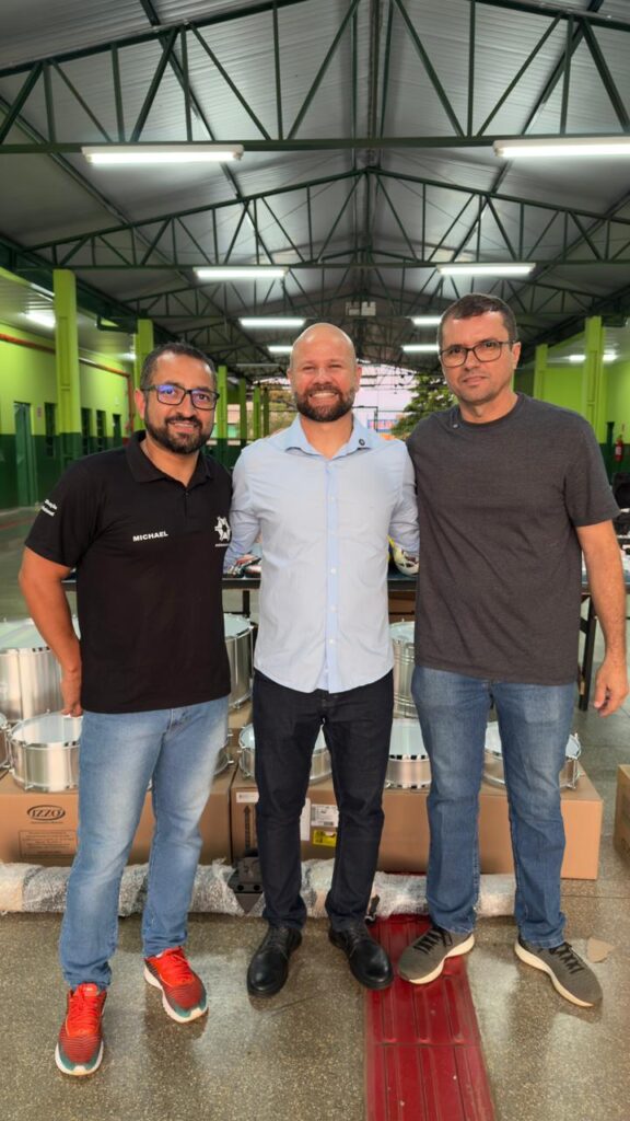 Gilberto Segóvia entrega  kits esportivos, musicais e uniforme à Escola Joaquim Vianna