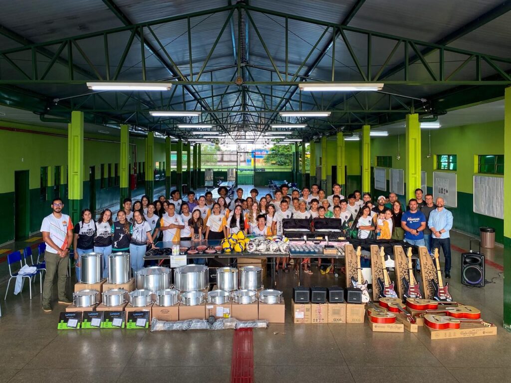 Gilberto Segóvia entrega  kits esportivos, musicais e uniforme à Escola Joaquim Vianna