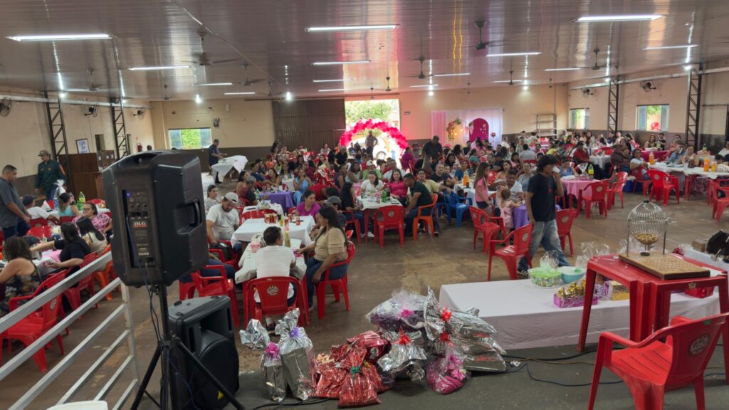 Vereador João Paulo prestigia almoço especial em homenagem às mães no distrito de Cristalina
