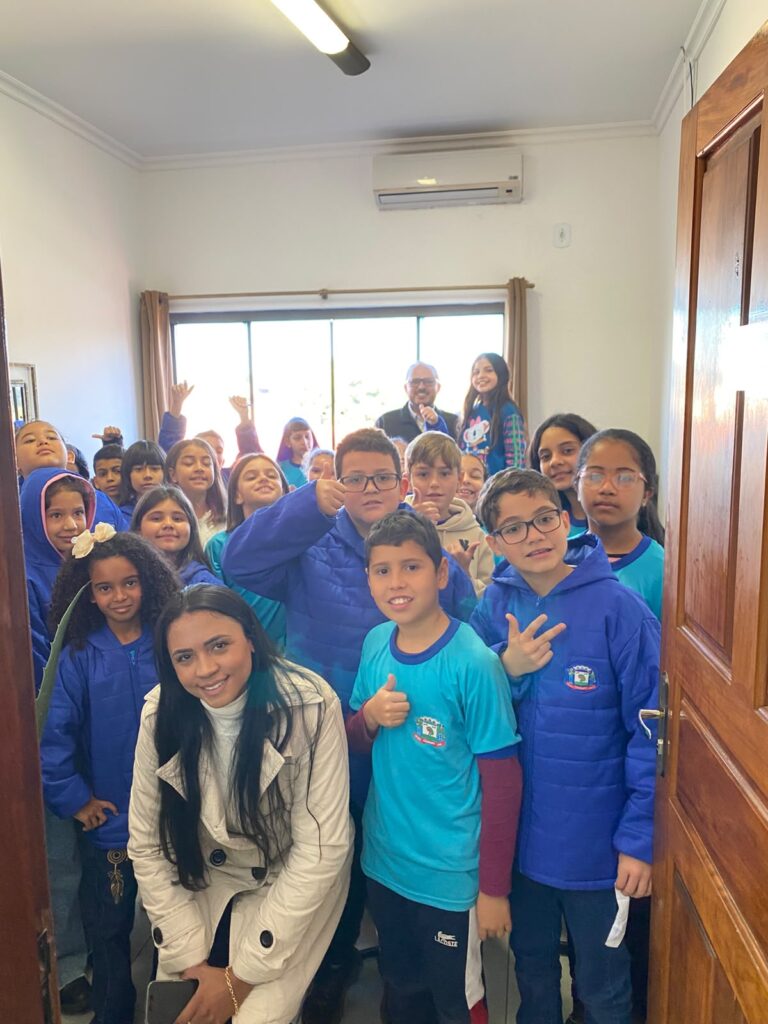 Vereador Flávio Augusto promove projeto de visitação ao Legislativo e recebe alunos da Escola Cândido Lemes Vereador Flávio Augusto promove projeto de visitação ao Legislativo e recebe alunos da Escola Cândido Lemes