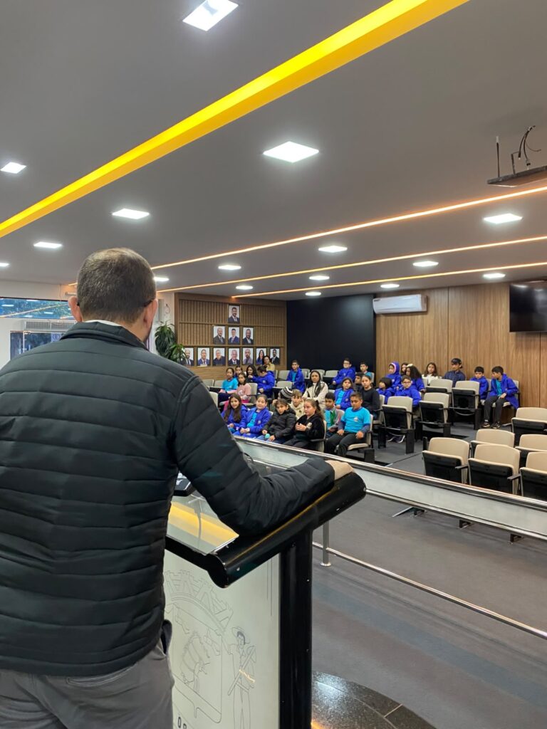 Vereador Flávio Augusto promove projeto de visitação ao Legislativo e recebe alunos da Escola Cândido Lemes Vereador Flávio Augusto promove projeto de visitação ao Legislativo e recebe alunos da Escola Cândido Lemes
